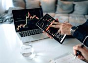 Seorang investor sedang menganalisis grafik pergerakan harga saham di layar komputer saat pasar modal fluktuatif.