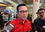 Gedung Bursa Efek Indonesia di Jakarta dengan latar belakang aktivitas pasar modal