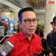 Gedung Bursa Efek Indonesia di Jakarta dengan latar belakang aktivitas pasar modal