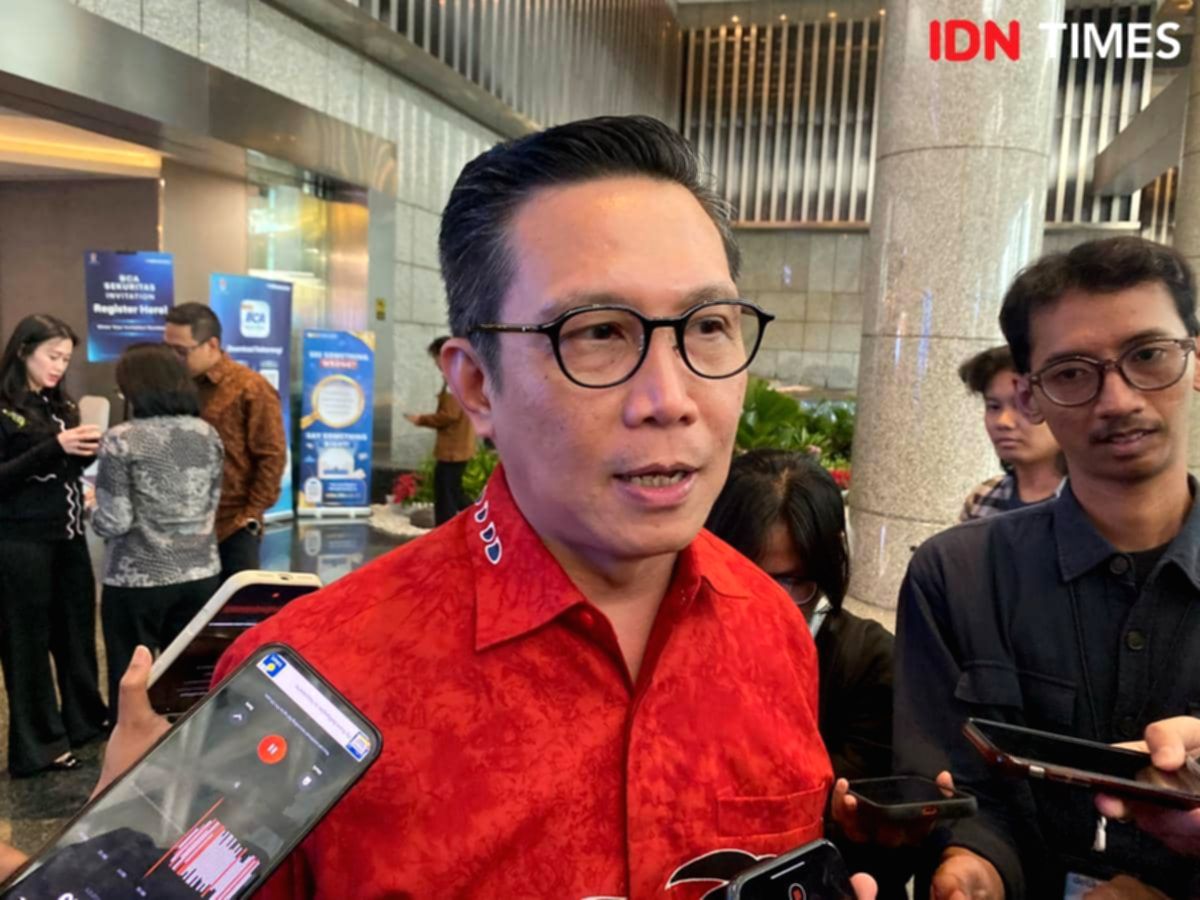 Gedung Bursa Efek Indonesia di Jakarta dengan latar belakang aktivitas pasar modal
