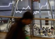 Tampilan layar pergerakan grafik indeks harga saham gabungan di bursa efek