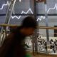 Tampilan layar pergerakan grafik indeks harga saham gabungan di bursa efek