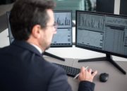 Grafik pergerakan harga saham di layar monitor yang menunjukkan fluktuasi pasar