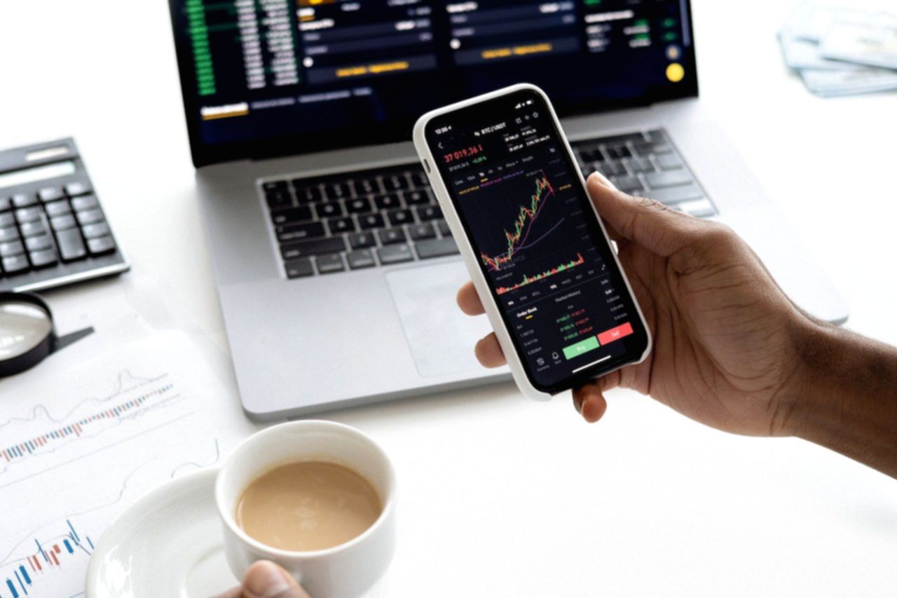 Tampilan antarmuka aplikasi investasi saham di layar ponsel pintar dengan grafik pergerakan harga