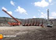Papan layar perdagangan saham PT Bayan Resources Tbk (BYAN) di Bursa Efek Indonesia