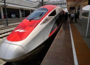 Kereta Cepat Whoosh melintas di jalur rel dengan latar belakang pemandangan area Jakarta-Bandung