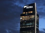 Gedung kantor PT Astra International Tbk di Jakarta dengan logo perusahaan yang terlihat jelas.
