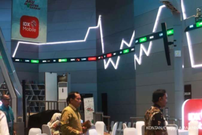 Tampilan layar monitor yang menunjukkan grafik pergerakan Indeks Harga Saham Gabungan (IHSG) yang berwarna merah