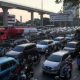 Deretan mobil listrik yang terparkir di area pengisian daya sebagai upaya pengurangan emisi karbon transportasi