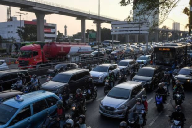 Deretan mobil listrik yang terparkir di area pengisian daya sebagai upaya pengurangan emisi karbon transportasi