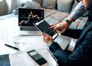 Grafik pergerakan harga saham di layar monitor komputer