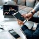 Grafik pergerakan harga saham di layar monitor komputer