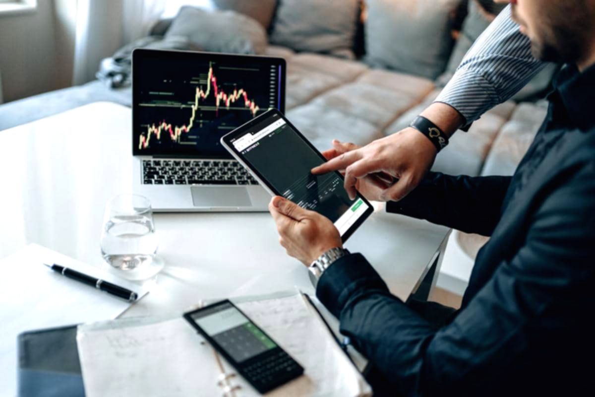 Grafik pergerakan harga saham di layar monitor komputer