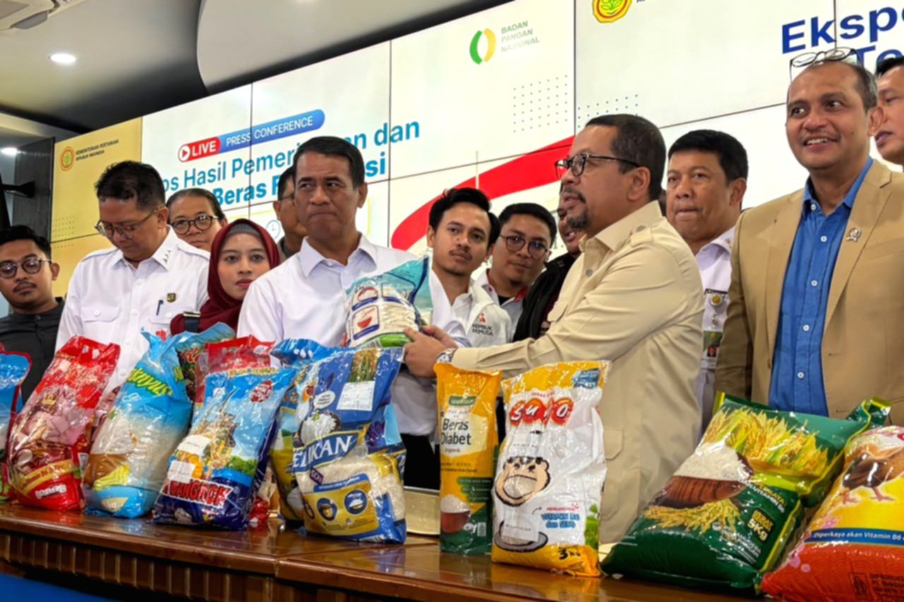 Menteri Pertanian Andi Amran Sulaiman memberikan keterangan pers terkait temuan beras fortifikasi palsu di Jakarta.