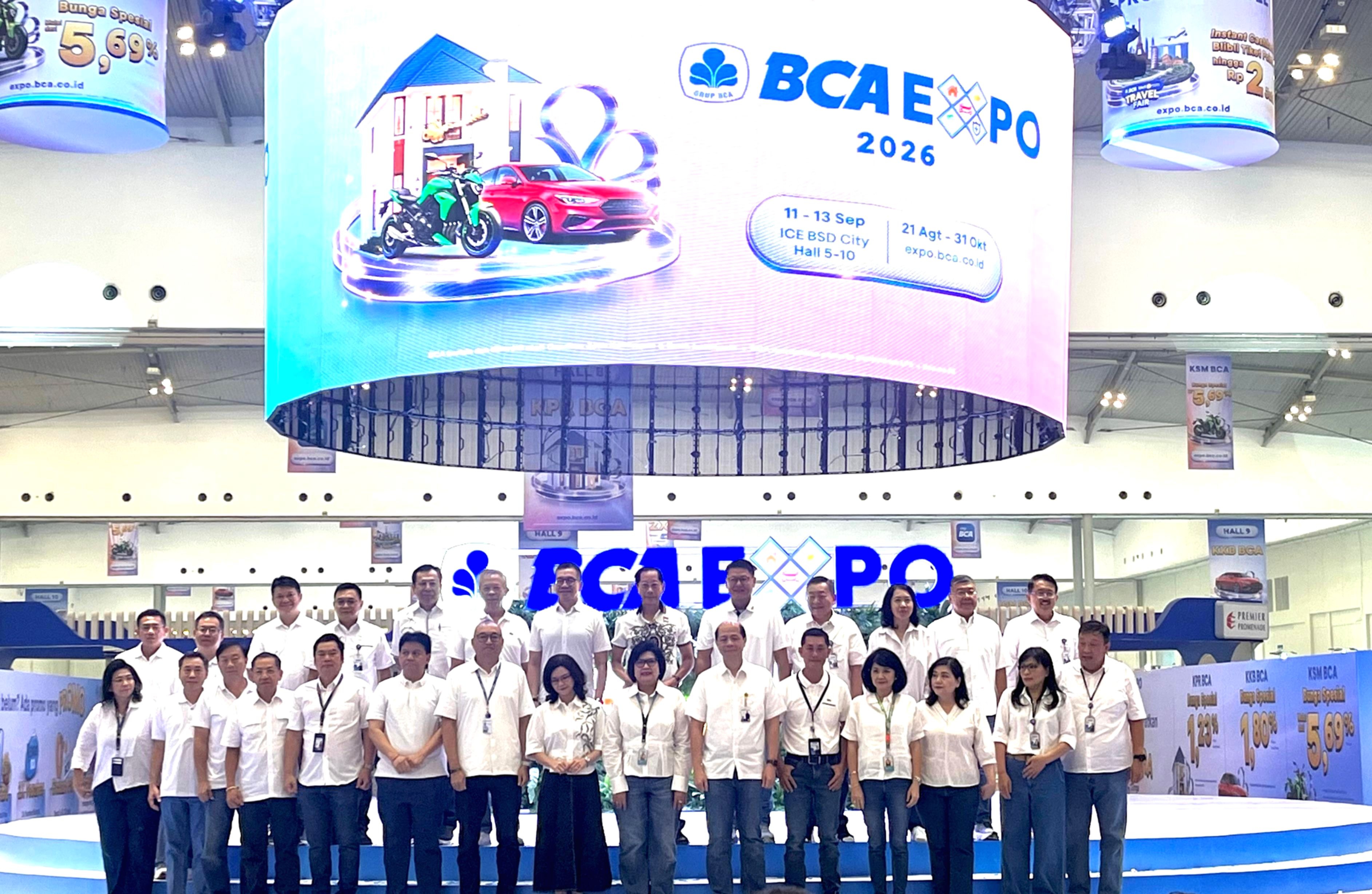 Suasana pameran BCA Expo 2026 yang menampilkan berbagai stan properti, otomotif, dan produk UMKM bagi pengunjung