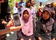 Ketua Dewan Ekonomi Nasional Luhut Binsar Pandjaitan saat memberikan keterangan terkait rencana penyaluran bansos