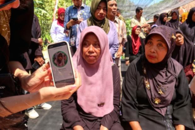 Ketua Dewan Ekonomi Nasional Luhut Binsar Pandjaitan saat memberikan keterangan terkait rencana penyaluran bansos