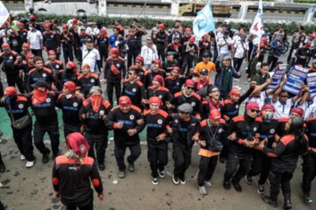 Presiden Partai Buruh Said Iqbal menyerahkan draf RUU Pelindungan Ketenagakerjaan kepada Komisi IX DPR RI di Jakarta.