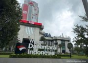 Gedung kantor Kementerian BUMN di Jakarta dengan latar belakang area perkantoran pusat