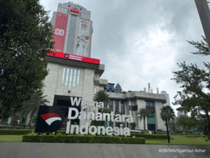 Gedung kantor Kementerian BUMN di Jakarta dengan latar belakang area perkantoran pusat