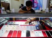 Deretan berbagai model smartphone terbaru yang dipajang di toko elektronik