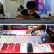 Deretan berbagai model smartphone terbaru yang dipajang di toko elektronik