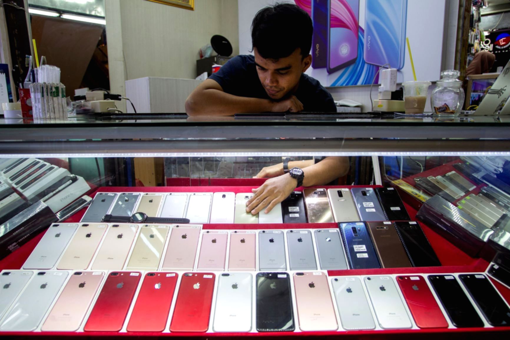 Deretan berbagai model smartphone terbaru yang dipajang di toko elektronik