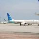 Pesawat Garuda Indonesia dan AirAsia bersiap di landasan pacu bandara jelang periode libur Nataru.