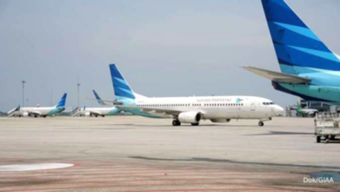 Pesawat Garuda Indonesia dan AirAsia bersiap di landasan pacu bandara jelang periode libur Nataru.