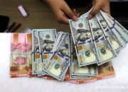Tampilan layar grafik pergerakan nilai tukar Rupiah terhadap Dolar AS yang melemah di pasar spot.