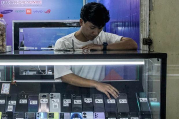 Tampilan deretan ponsel pintar terbaru yang dipajang di gerai ritel elektronik.