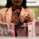 Grafik pergerakan nilai tukar rupiah terhadap dolar Amerika Serikat yang fluktuatif di pasar keuangan