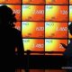 Layar monitor yang menampilkan grafik pergerakan harga saham di Bursa Efek Indonesia.