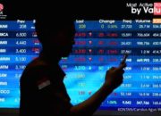 Grafik pergerakan Indeks Harga Saham Gabungan yang melemah di layar monitor perdagangan saham
