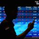 Grafik pergerakan Indeks Harga Saham Gabungan yang melemah di layar monitor perdagangan saham
