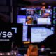 Papan layar elektronik menampilkan grafik pergerakan indeks saham Wall Street di New York