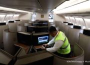 Pesawat Garuda Indonesia sedang terparkir di landasan pacu bandara