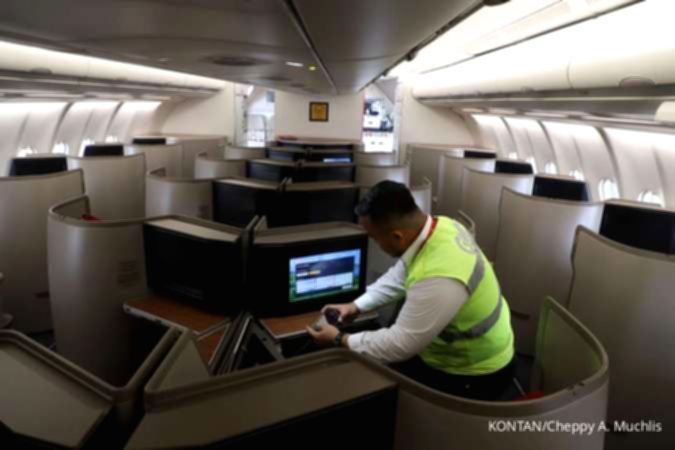 Pesawat Garuda Indonesia sedang terparkir di landasan pacu bandara