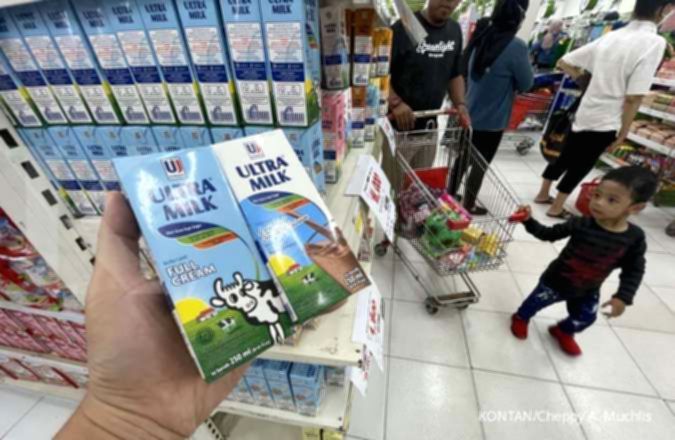 Logo Royal FrieslandCampina dan PT Ultrajaya Milk Industry Tbk berdampingan sebagai mitra strategis.