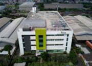 Logo PT Kalbe Farma Tbk pada papan nama perusahaan