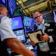 Papan layar elektronik menampilkan grafik penurunan indeks saham di bursa Wall Street, New York.