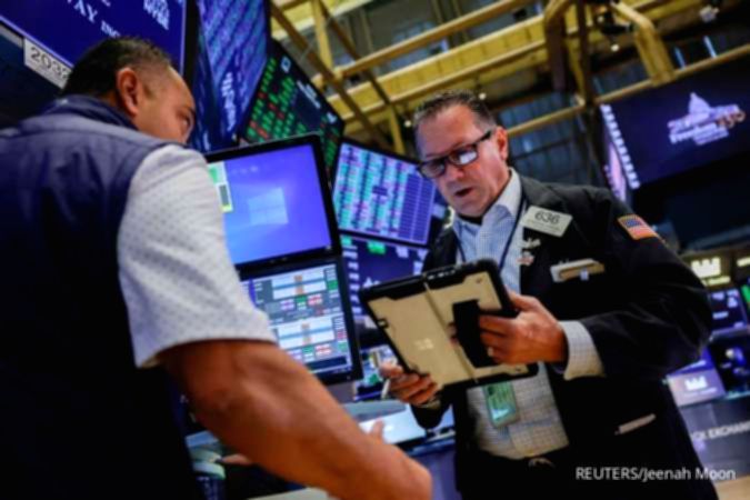 Papan layar elektronik menampilkan grafik penurunan indeks saham di bursa Wall Street, New York.