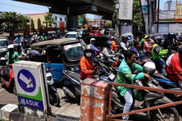 Suasana antrean kendaraan di SPBU Makassar yang mulai melandai setelah evaluasi Pertamina