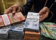 Ilustrasi mata uang rupiah Indonesia dengan latar belakang simbol dolar Amerika Serikat
