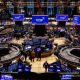 Papan layar elektronik yang menampilkan pergerakan indeks saham di bursa Wall Street, New York.