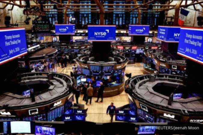 Papan layar elektronik yang menampilkan pergerakan indeks saham di bursa Wall Street, New York.