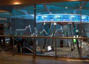 Layar monitor yang menampilkan grafik pergerakan Indeks Harga Saham Gabungan (IHSG) di Bursa Efek Indonesia.