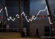 Grafik pergerakan Indeks Harga Saham Gabungan (IHSG) di layar monitor bursa efek