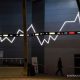 Grafik pergerakan Indeks Harga Saham Gabungan (IHSG) di layar monitor bursa efek