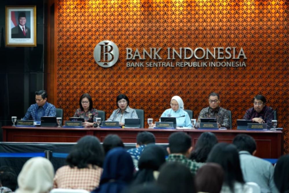 Gubernur Bank Indonesia Destry Damayanti dalam konferensi pers terkait kebijakan suku bunga acuan